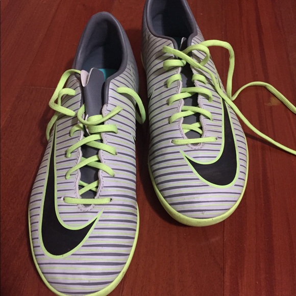 Indoor soccer shoes. - Picture 2 of 5